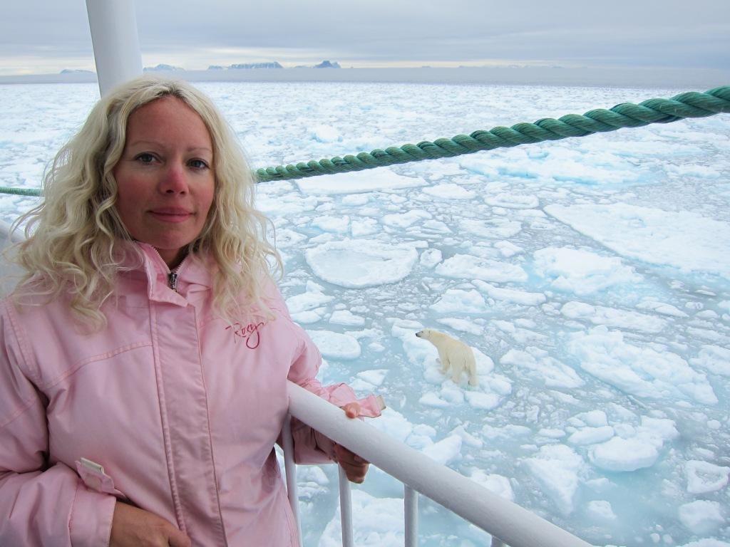 Malin med isbjörn i Arktis