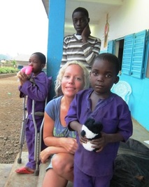 Malin på barnhem i Afrika.
